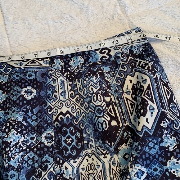 Picturing this beautiful Van Heusen Lined Size 4 Cotton Skirt in New condition. - Picture 4 of 6